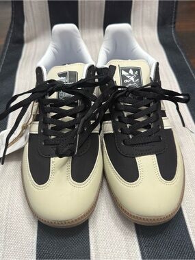 Retro Sneakers - Black & Cream